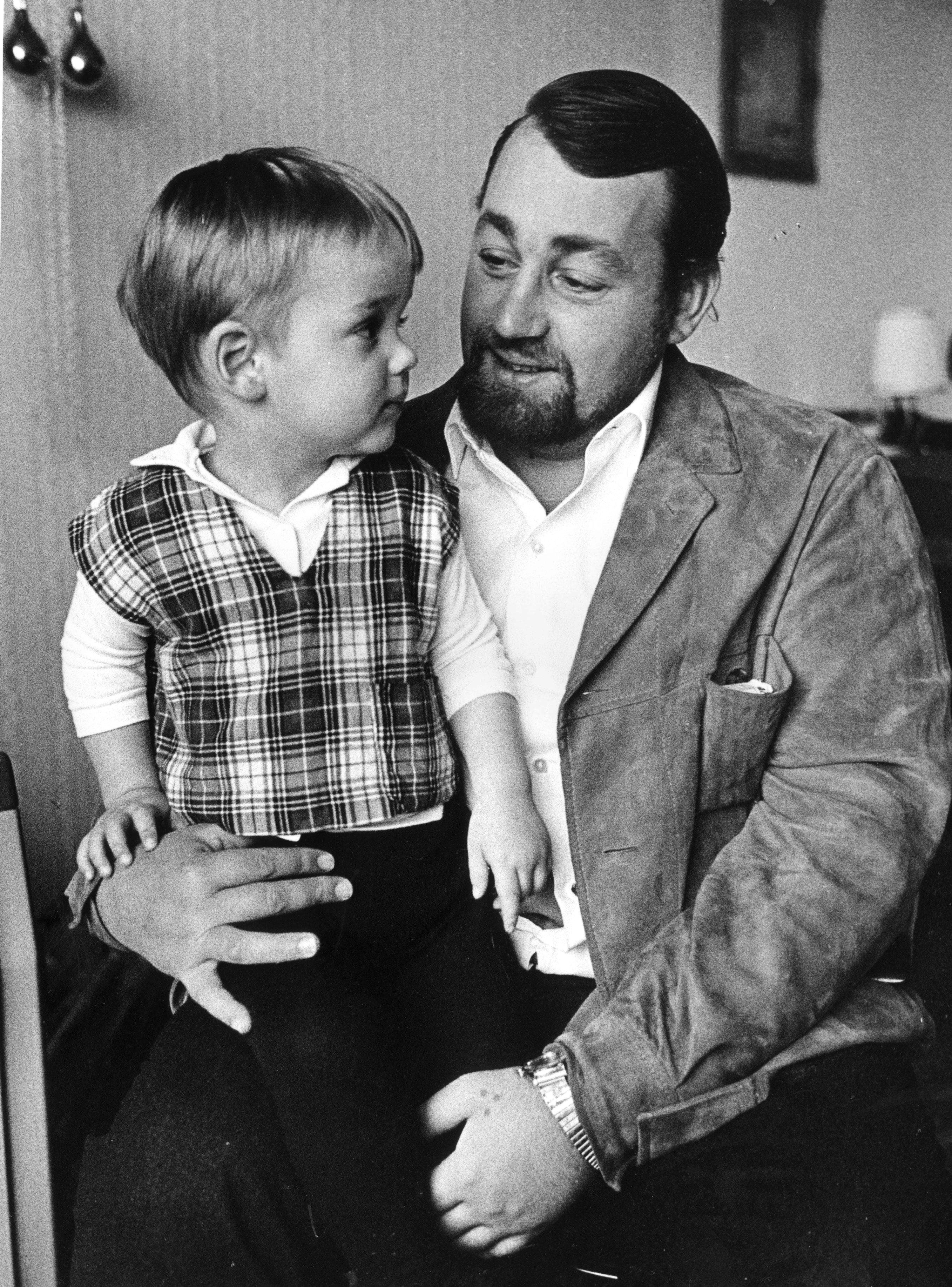 Cornelis Vreeswijk med sonen Jack 1966.