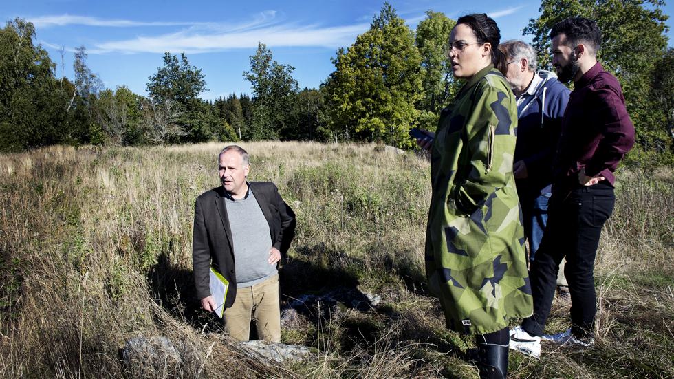 Planerna på att anlägga en gruva i Norra Kärr, vid länsgränsen mellan Jönköping och Östergötland, har länge varit en omdiskuterad fråga. På bilden syns Vänsterpartiets partiledare Jonas Sjöstedt, som 2015 besökte platsen och klargjorde sitt motstånd till gruvplanerna. 