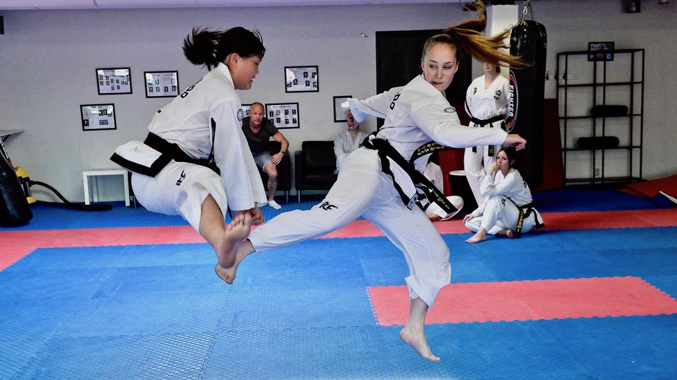 Årets taekwon-do-VM avgörs online på Youtube. Filippa Lundin och Emma Wyon är två av sex VM-deltagare från Jönköping. Lundin och Wyon tävlar bland annat i traditional sparring vilket innebär att de spelar in ett program med förutbestämda attacker och försvar med akrobatiska inslag.