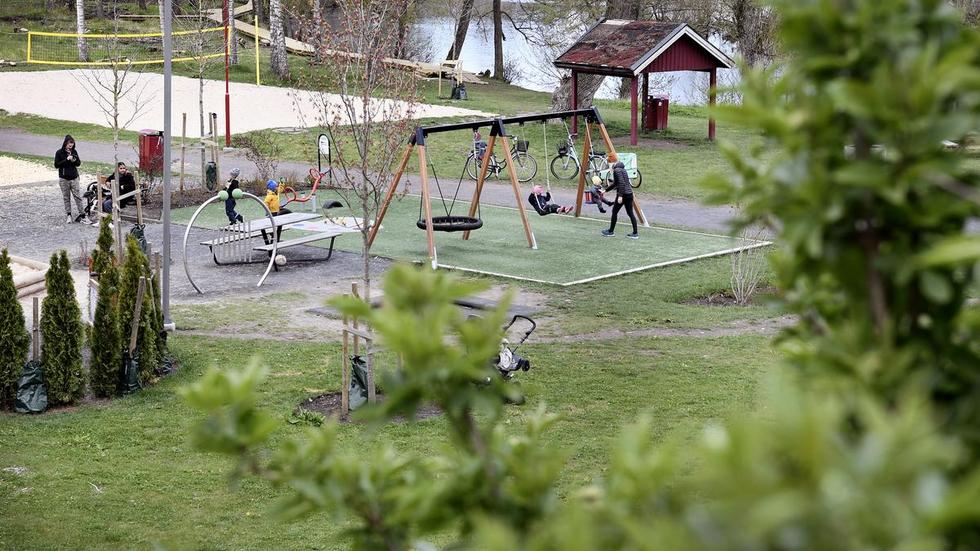 Lekplatsen i Smedbyparken där gungställningen tidigare stod. Nya gungan kommer att placeras på samma plats. 