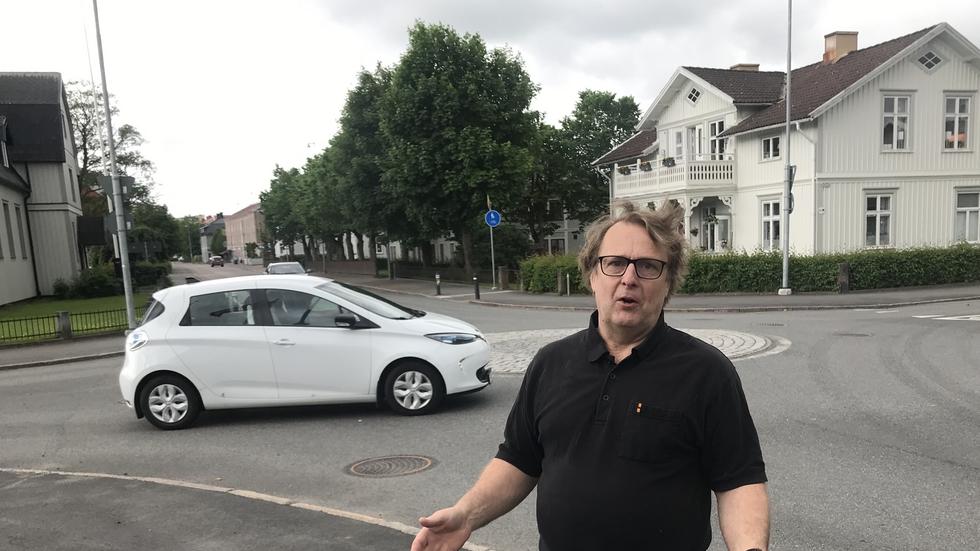 Jörgen Johansson vill att mer pengar läggs på Storgatans utveckling – och att det sker tidigare än i hans 5-klöverkollegors budgetförslag. 