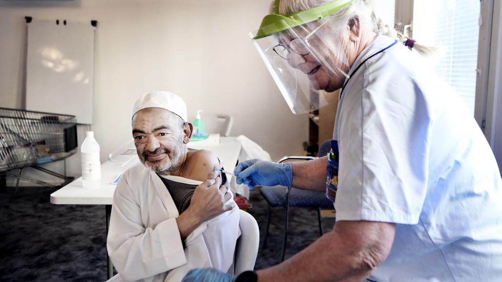 Mahmoud Hassen får sin första dos vaccin av distriktssköterskan Tina Johansson. Han tycker det har blivit bättre information angående vaccinationen på senaste tiden eftersom man har pratat om det mer i moskén. 