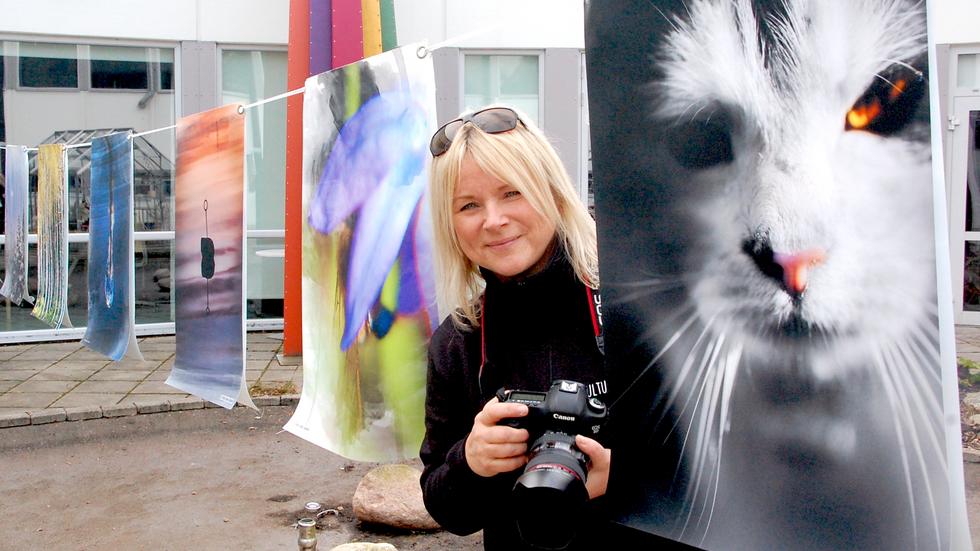 Får Lena Landin, som har flyttat till Huskvarna, vara med på årets kulturhelg? För sex år sedan hängde hon en del av sina bilder på Fenix 2 innergård.