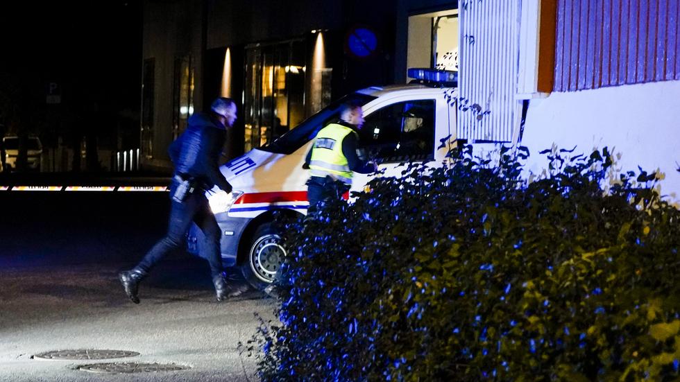 Företaget Kongsberg Automotive i Mullsjö har starka kopplingar till samhället Kongsberg i Norge, där en gärningsman på onsdagskvällen misstänks ha dödat fem personer med pilbåge.