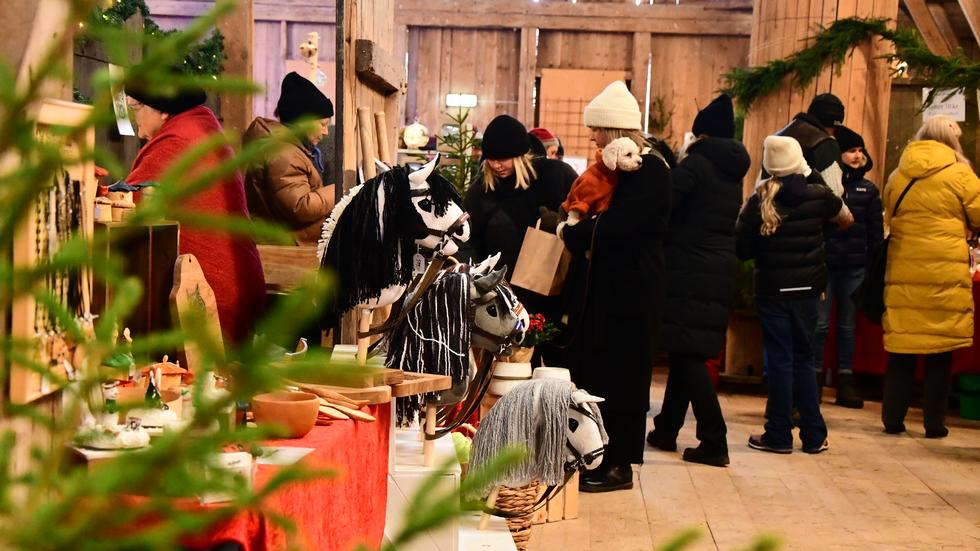 Många besökare tog sig till Hestra och Nääs för att gå på marknad. 