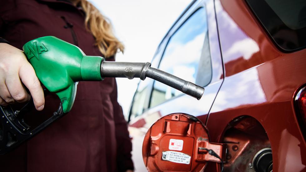På söndag införs E10-bensinen i hela Sverige. De flesta nya bilarna kan tankas med bensinen men det finns fordon som bör kontrolleras innan.