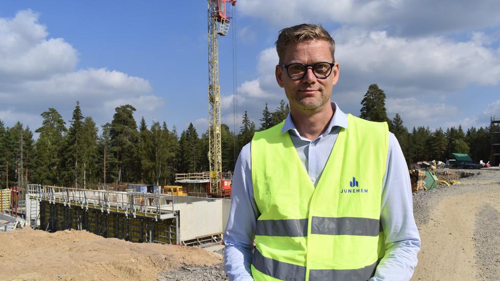 Jakob Olofsgård besökte och imponerades av Junehems nya trähusprojekt vid Åsasjön under torsdagen. 