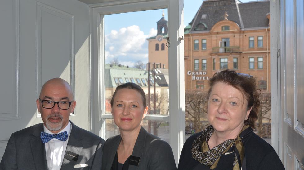 Fredrik Brännström, Sofia Hagman och Mileva Blomberg på Grand Hotel har även tagit plats i det gamla Rådhuset på andra sidan torget. 