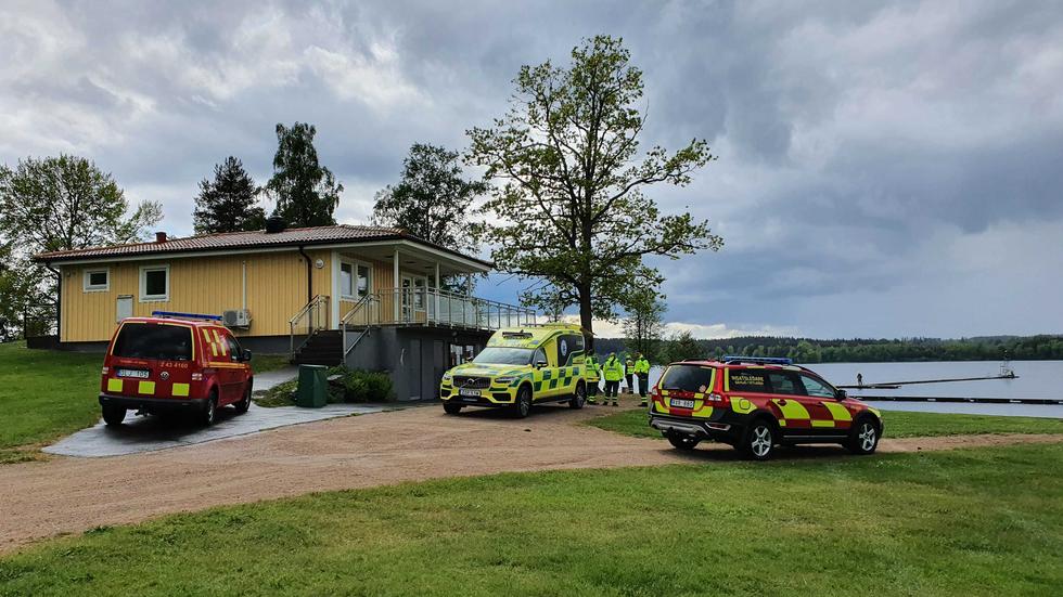 Ambulans och räddningstjänsten vid badplatsen i Vetlanda.