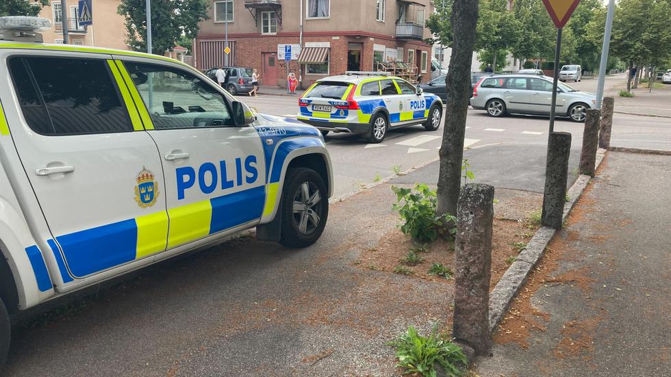 Flera poliser på plats i centrala Tranås. 