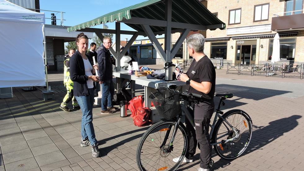 Åsa Fogelberg stannade till och fick en reflex. Bra att ha både för gående och cyklister.  Foto: Linda Viskic
