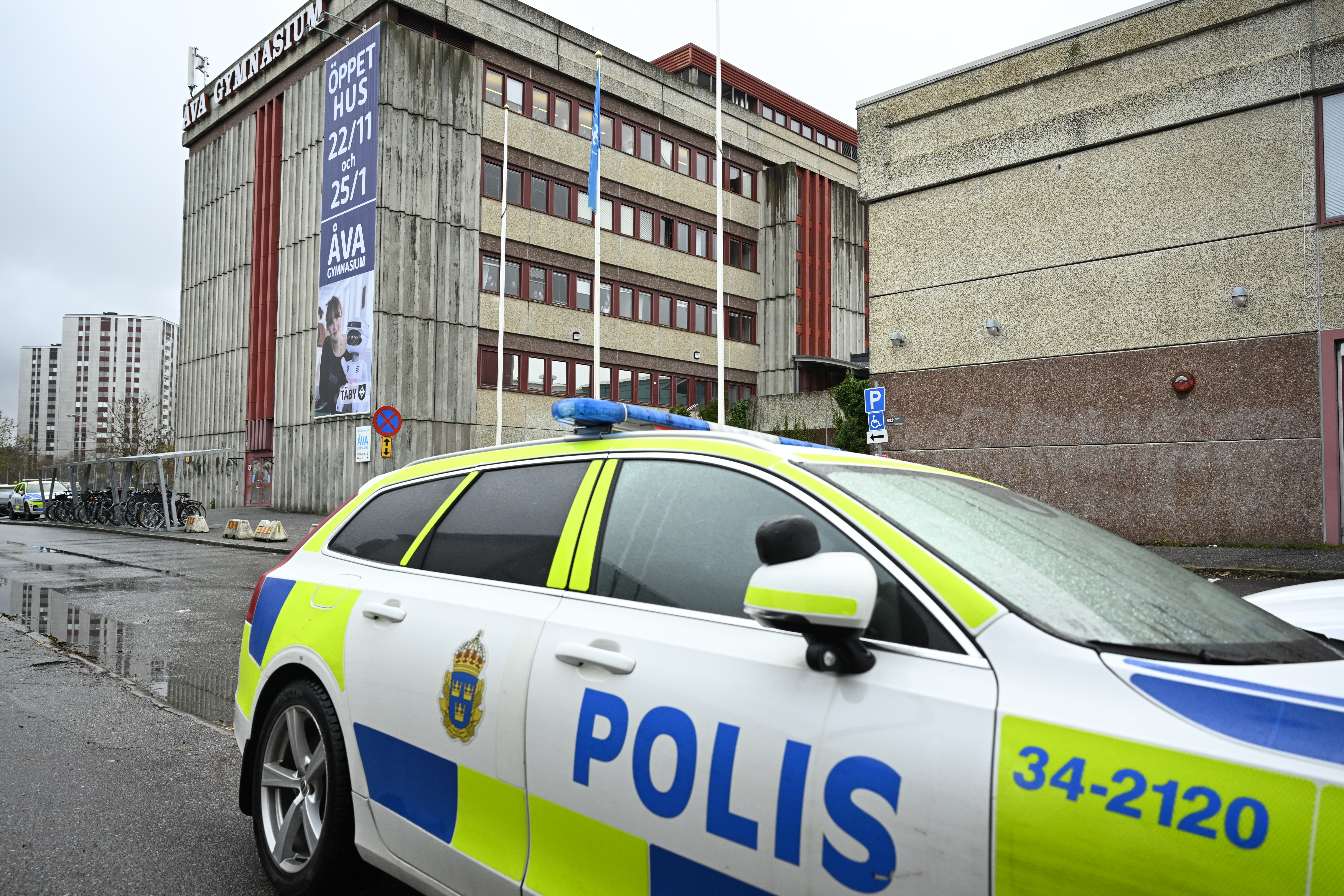 Två maskerade personer trängde sig in i skola - Bar på skyddsväst -  Telgenytt