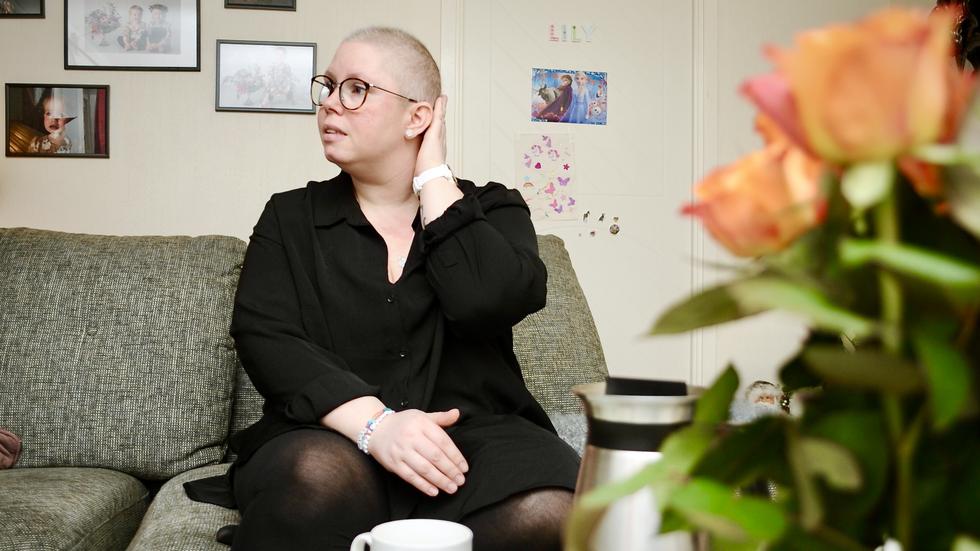 Dagen efter Jennifer Jakobssons 34-årsdag fick hon beskedet att hon drabbats av bröstcancer. Därefter påbörjades en intensiv och plågsam kamp mot sjukdomen.