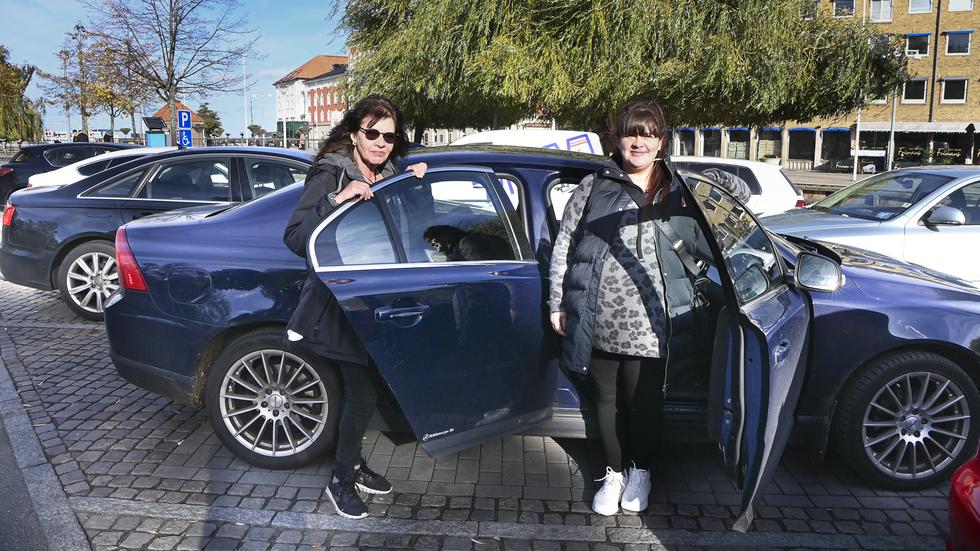 Tina och Therese Löfberg har saknat möjligheten att åka över Slottsbron under de år den varit avstängd. "Stan behöver ha alla möjliga passager öppna, det blir bättre flyt i trafiken oavsett om du kör bil eller åker buss" säger Tina Löfberg.