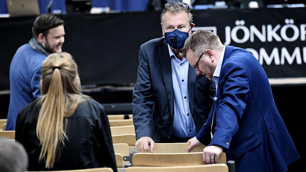 Andreas Sturesson (KD) och Peter Jutterström (M) i en paus. Oppositionspartierna riktade in sig på att få Vänsterpartiet att svänga i frågan. 
