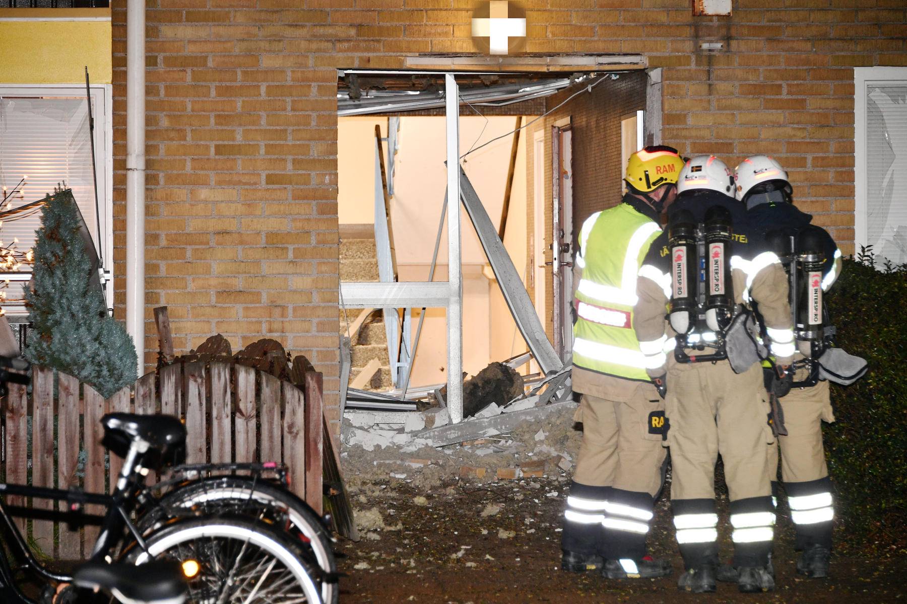 Kraftig Explosion Vid Flerfamiljshus På Almgården – Tre Personer ...