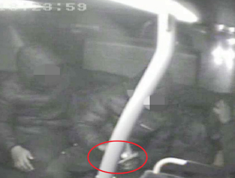 De misstänkta personerna ansågs ha fångats på bild på övervakningskameror från en buss kort efter personrånet i Huskvarna den 27 november 2020. Bevis som inte är tillräckligt starka, enligt tingsrätten. Foto: Polisens förundersökning