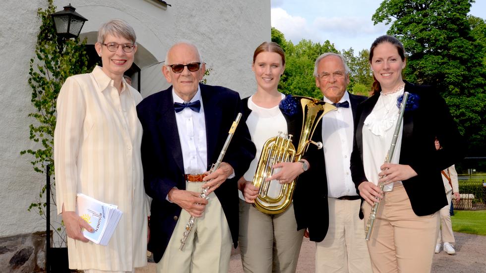 Kyrkomusiker Ellinor Norberg med musiker ur Svenarums musikkår: Dani Hamlin, Elin Sjöström, Jan-Allan Persson och Emma Byrmo.