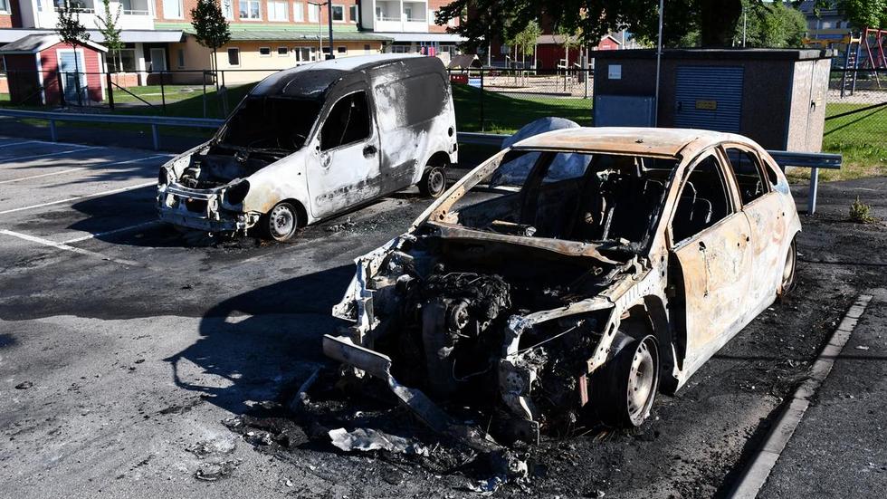 Två bilar var helt utbrända. FOTO: Joakim Carlsson