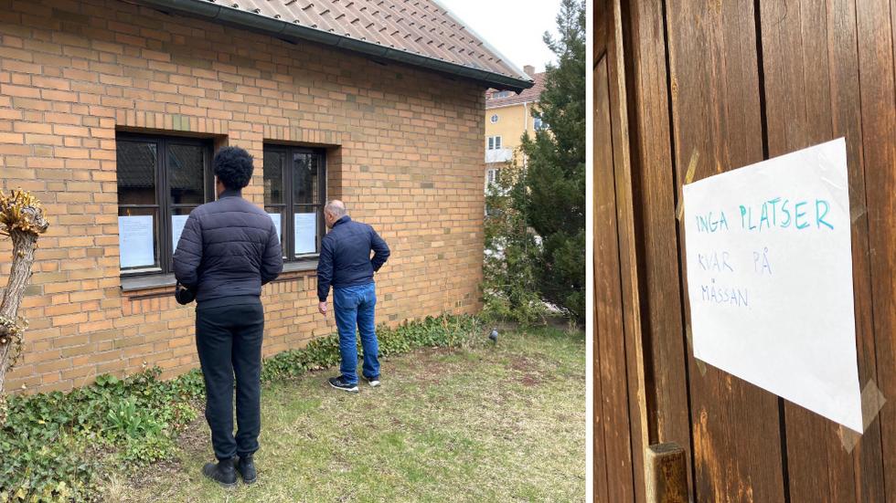 Kyrkporten till Katolska kyrkan i Jönköping är låst och de som väntar utanför möts av en handskriven skylt som säger att det är fullt.