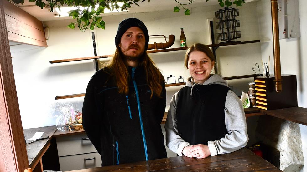 Erik Jonsson och Mira Andersson i butiken som de precis har öppnat.