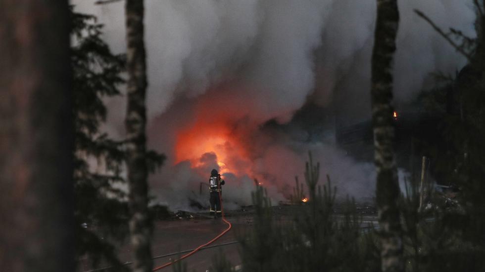 Räddningstjänsten bekämpade under kvällen branden. Bild: Mattias Landström/jkpg.news