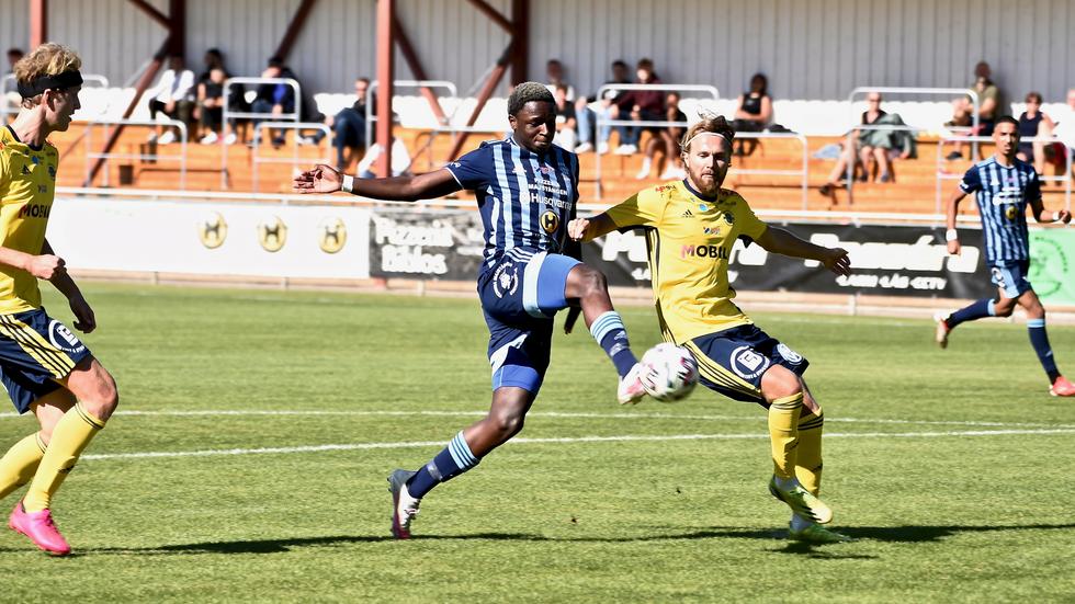 Abou Mendy hade några bra lägen men gick mållös från matchen mot Ängelholm. Serieledaren från Skåne vann med 4–1 på Vapenvallen.
