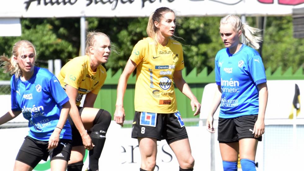Madeleine Tegström i mitten, gjorde två mål för Mariebo som dock föll mot Astrio. Arkivbild.
