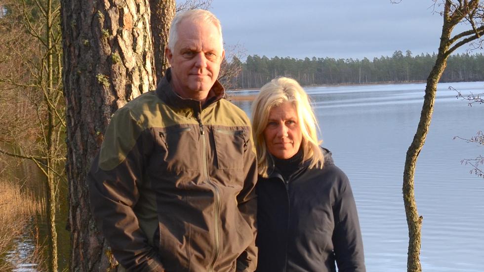 Jesper Rundbäck och Maritha Henriksson som bor i området runt Sandsjön ifrågasätter kommunens generösa inställning till strandskyddsdispenser.
