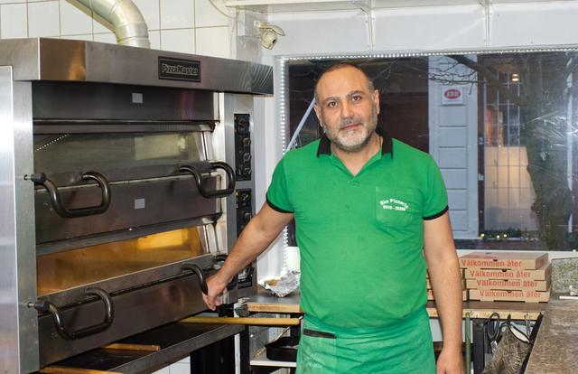 ”Jag känner folk, folk känner mig. Så var det inte i Malmö”, säger Suleyman Korkmaz som driver pizzeria Rio på Stora Norregatan 21 i Landskrona.