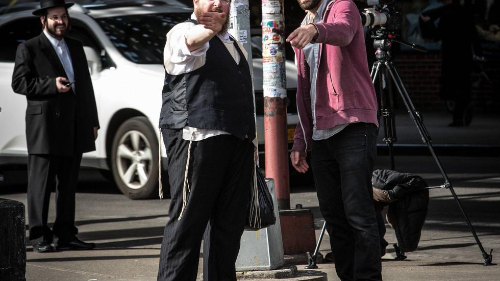 Skådespelaren Menashe Lustig och regissören Joshua Z Weinstein under inspelningen av "Menashe". Filmen skildrar ultraortodoxa judar i New York. 