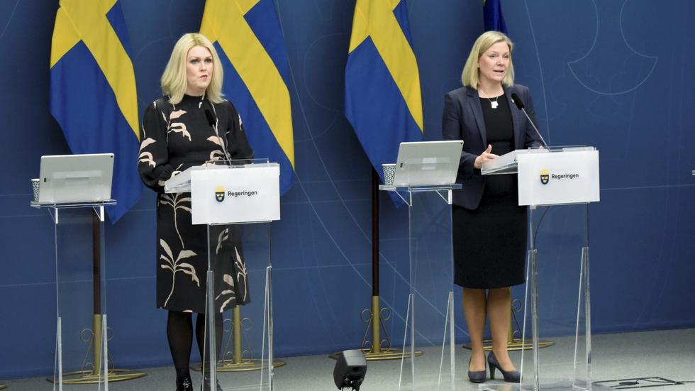 Socialminister Lena Hallengren (S) och statsminister Magdalena Andersson (S) vid en pressträff i Rosenbad  om coronarestriktioner.