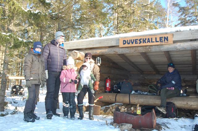 Duveskallen är namnet på vindskyddet utanför Ölmstad som blivit ett roligt tillhåll för tre familjer. Från vänster Olle Johansson och Jessica Blom och deras tre barn Kevin, Ella, och Axel. Inne i vindskyddet, markägaren Thomas Bradford.  