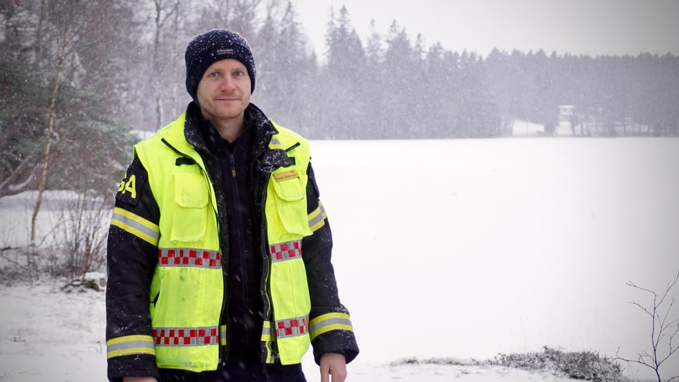 Gustav Andersson, ställföreträdande räddningschef i Habo kommun. Snö på isen kan bilda som ett isolerande lager. Då tar det ännu längre tid innan isen fryser till ordentligt.