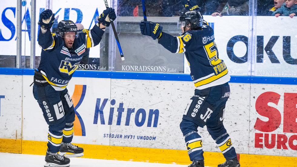 Mattias Tedenby och Fredrik Forsberg jublar efter Tedenbys 1–0-mål mot Rögle. Forsberg blev senare i matchen tvåmålsskytt och HV71 vann till slut med 6–2 hemma i Husqvarna Garden. 