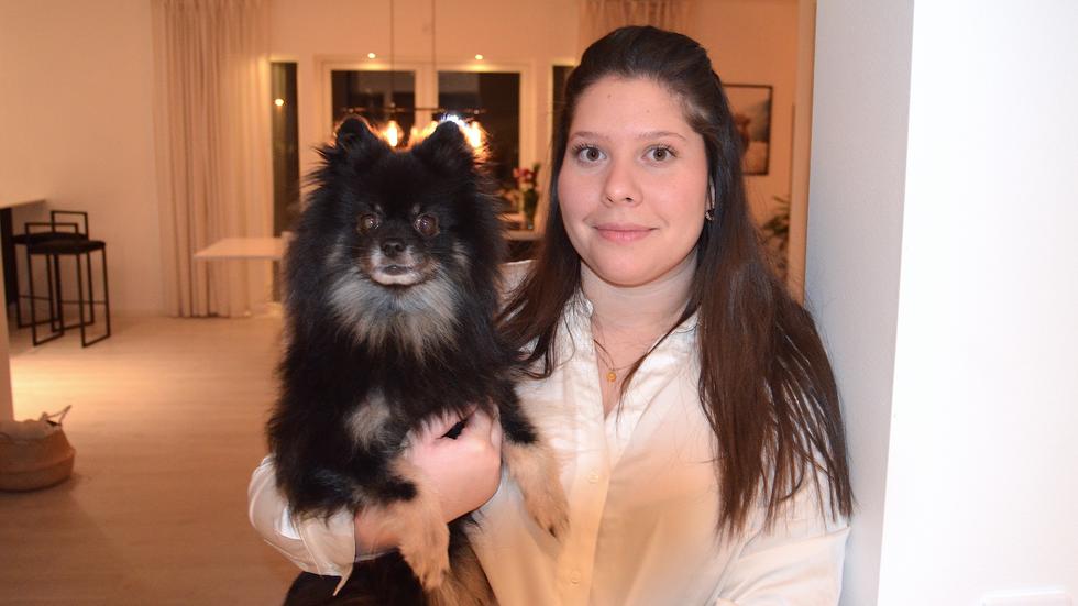 Sttevalia Blom, 26 år, går från ersättare till ordinarie ledamot i kommunfullmäktige i Habo kommun för Moderaternas räkning. Här ses hon tillsammans med Pomeranian-hanen Harry. 