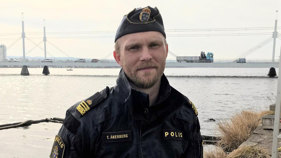Tobias Åkerberg, säger att polisen kommer att vara extra synlig runt om i Jönköping under påskhelgen: ”Man kommer att se mycket polisiära fordon; mc-poliser, bussar och vanliga bilar”.