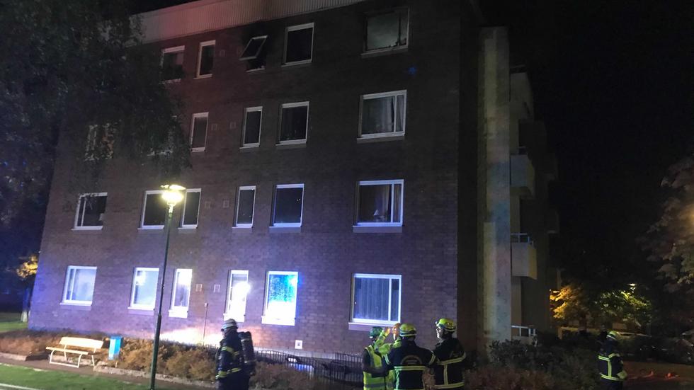 En lägenhet på fjärde våningen brann på Österängen under fredagsnatten. 