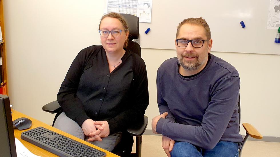 Lena Toftgård och Tobias Karlhager på skolkontoret är två av de huvudansvariga bakom införandet av skolplattformen Infomentor.
