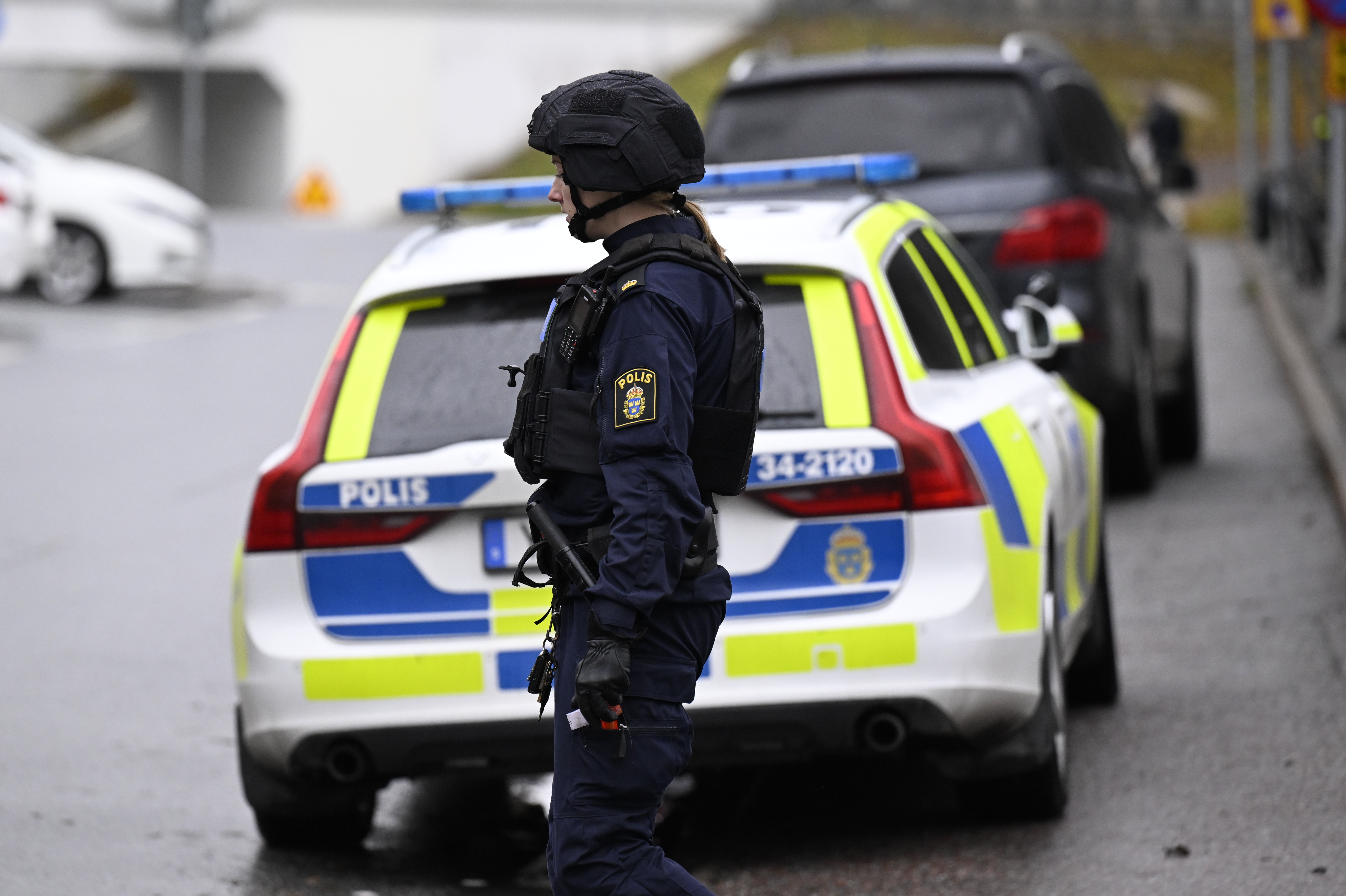 Två maskerade personer trängde sig in i skola - Bar på skyddsväst -  Telgenytt