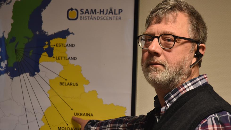 Jörgen Ruther, verksamhetsledare på Sam-Hjälp i Jönköping, visar var i Ukraina de skickar sina hjälpsändningar och där deras vänner befinner sig. ”Det är nästan precis vid pilen på kartan”, säger han. 
