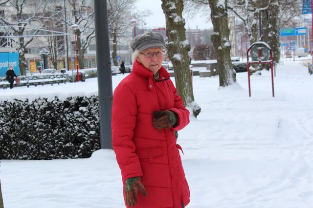 87-åriga Lilly Karlsson från Huskvarna har 400 kronor på sitt resekort. Nu är hon orolig för att hon måste betala med en app i stället.
