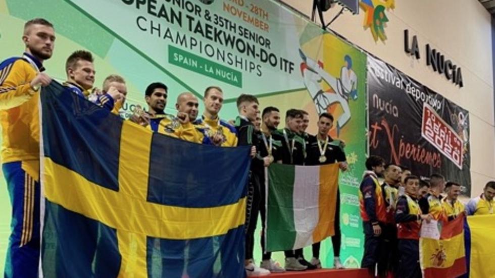 Det svenska laget firar sin andraplats i stortävlingen i Spanien.