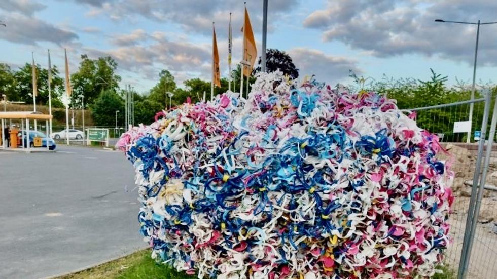 Skulpturen av återvunnen plast måste bort, säger markägaren Preem.
Bild: privat