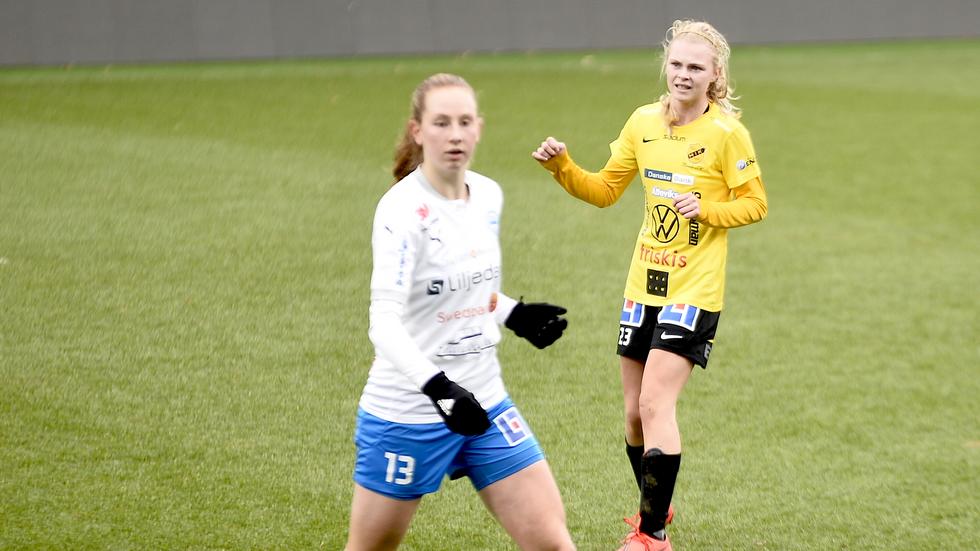 Cajsa Johansson spelade från start när Mariebo IK hade länsrivalen IFK Värnamo på besök på söndagen. I förgrunden syns bortalagets Hannah Löfmark.