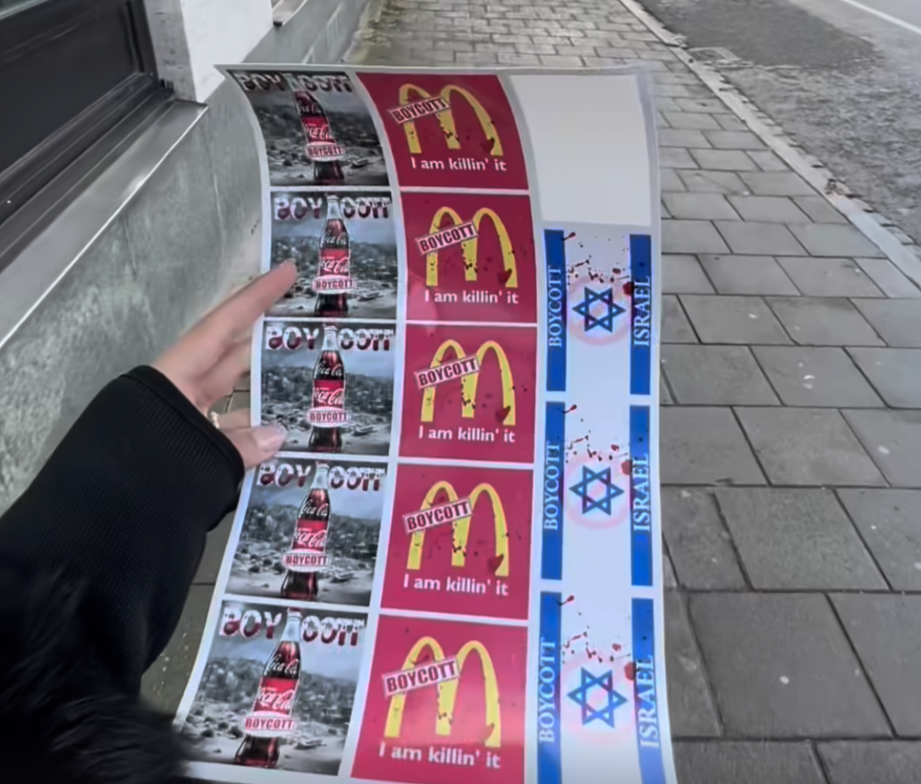 Palestinska aktivister i Malmö sätter upp klistermärken med uppmaningar att bojkotta McDonald's runt om i staden. 

Foto: Tiktok.com