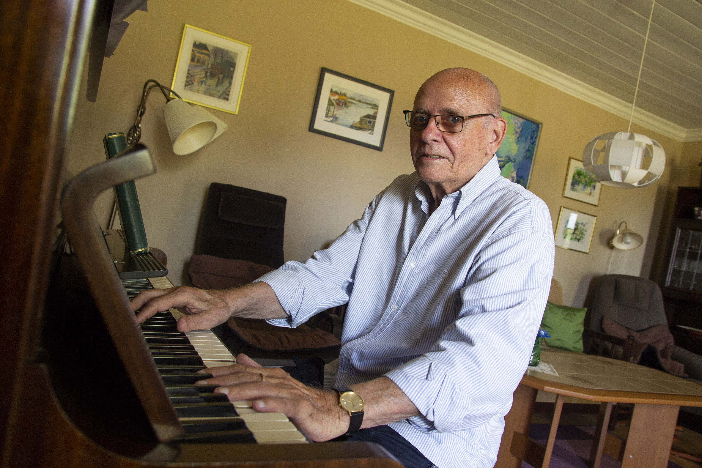 Gösta Svenssons liv har varit fyllt med musik. Hälsan och åldern gör nu att han slutar eller åtminstone trappar ner på spelandet.