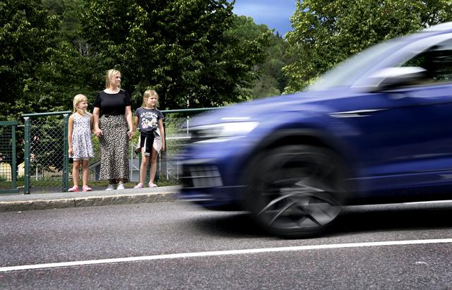 Bilar som susar förbi i höga hastigheter är skrämmande även för en vuxen, tycker Angelica Lundberg.