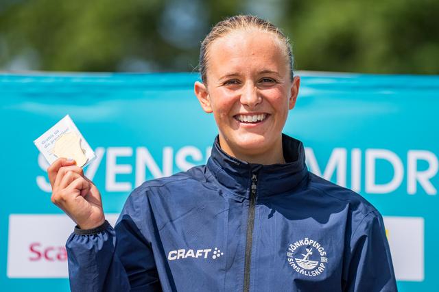 Annie Hegmegi, JSS, poserar med sin guldplakett efter vinsten i damernas SM-final på 100 meter ryggsim. Foto: Petter Arvidson/Bildbyrån