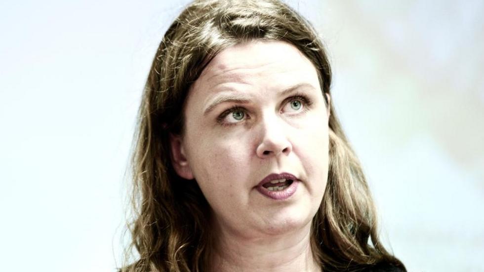 Johanna Linder, verksamhetschef på Österängens Konsthall, tycker att det är märkligt att regionen som huvudarrangör står bakom Smålit i februari trots att det just nu är så pass hög smittspridning i samhället. 